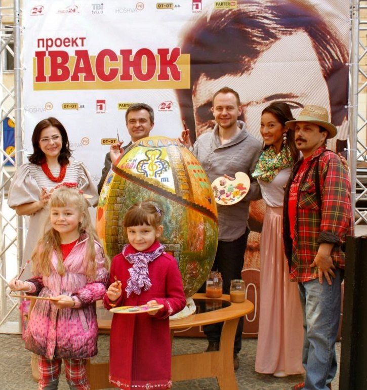 Червона рута - розмальовування писанки учасниками Проекту ІВАСЮК Червона рута - розмальовування писанки учасниками Проекту ІВАСЮК