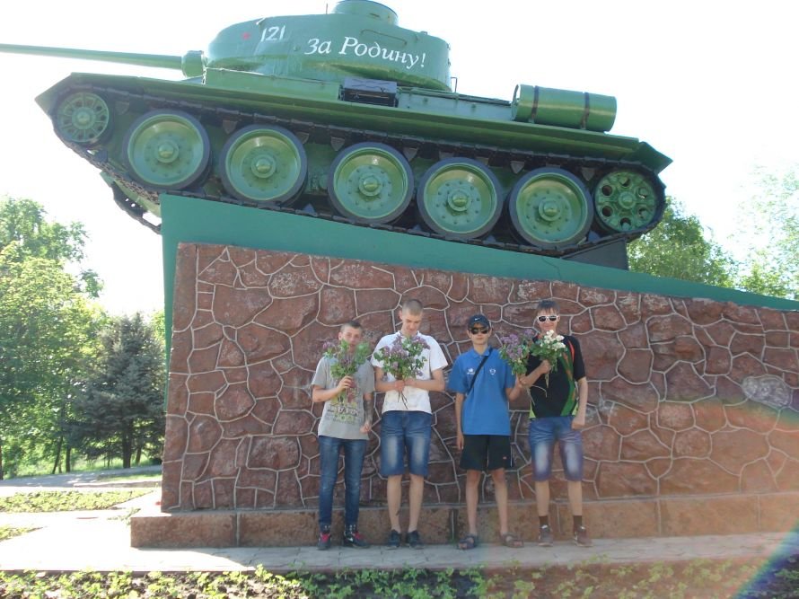 В Мариуполе трудные подростки возложили цветы к памятнику т..., фото-1 В Мариуполе трудные подростки возложили цветы к памятнику танкистам (Фотофакт), фото-1