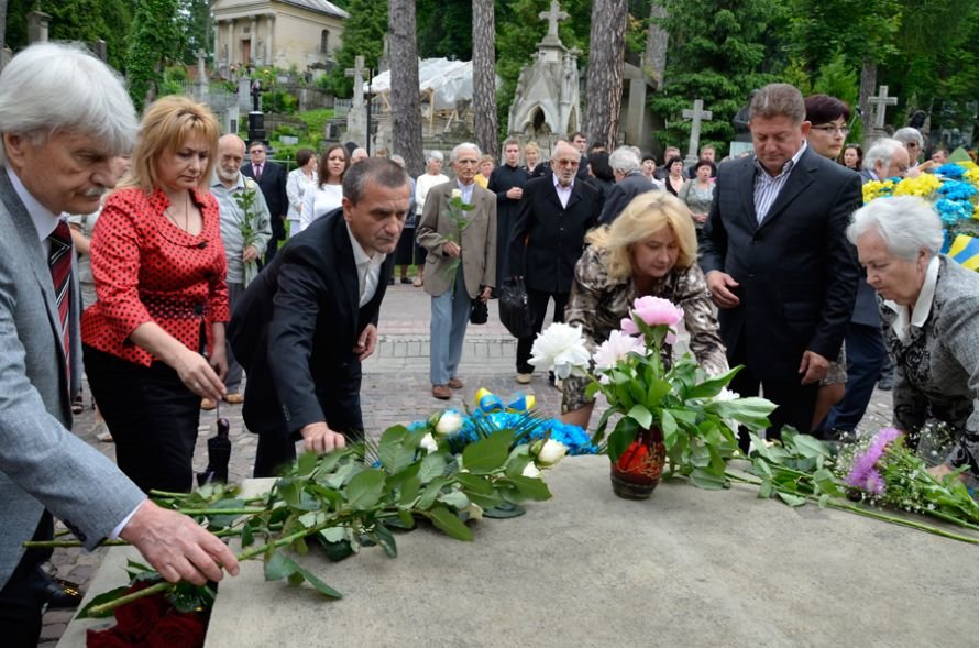 Покладання квітів до могили Шашкевича