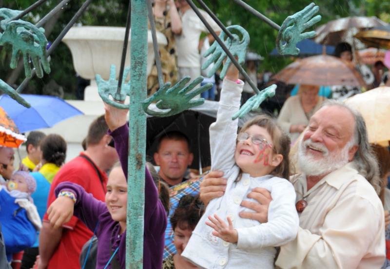 подсаживает ребенка подсаживает ребенка