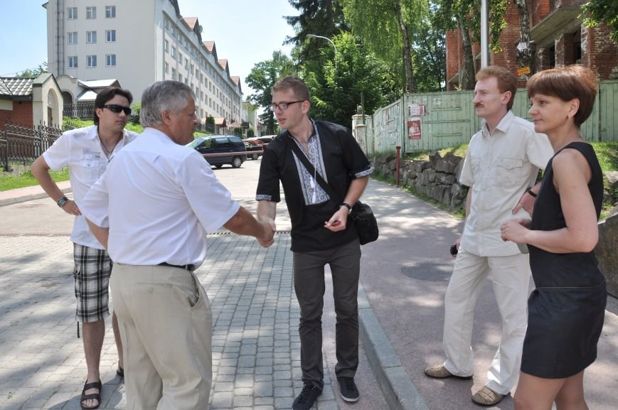 2013 06 16 24 Олег Дьорка (відділ культури Трускавця) зустрічає учасників концертної програми до Дня міста 1 2013 06 16 24 Олег Дьорка (відділ культури Трускавця) зустрічає учасників концертної програми до Дня міста 1