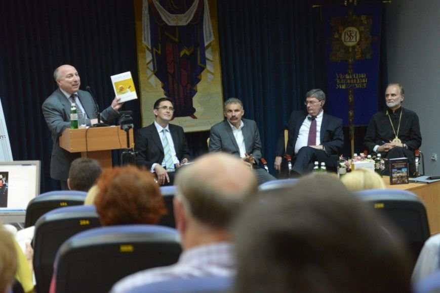 Олег Турій презентує видання під час міжнародного симпозіуму в УКУ Олег Турій презентує видання під час міжнародного симпозіуму в УКУ