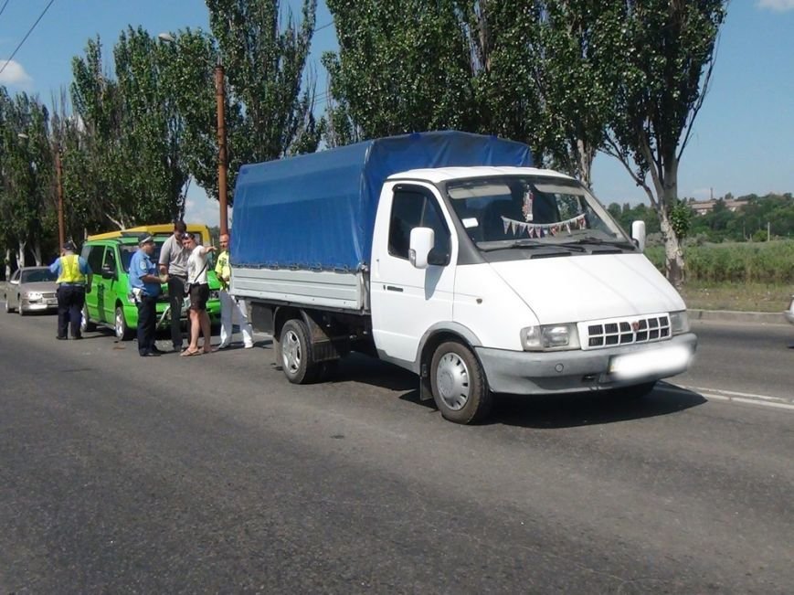 Микроавтобус легковой автомобиль