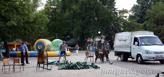 1374244979-19_07_2012_Mariupol_demontaj_palatki_1