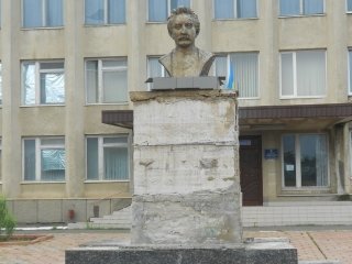 Пошкоджений пам'ятник Іванові Франку в Іванівці Пошкоджений пам'ятник Іванові Франку в Іванівці