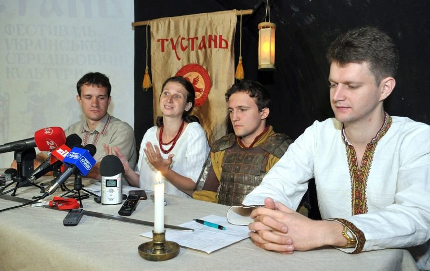 s-tustan-press-conf-2013_3993a_HBR