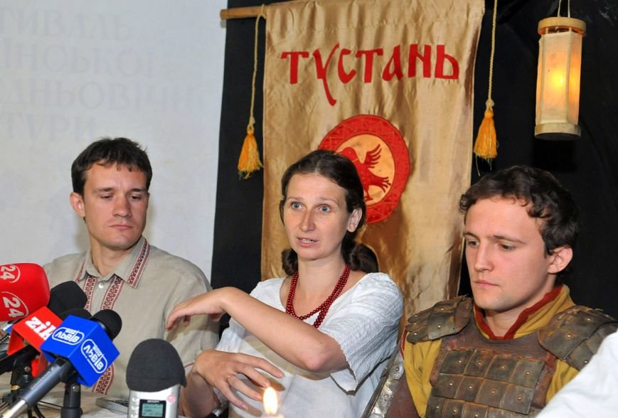 s-tustan-press-conf-2013_3980a_HBR