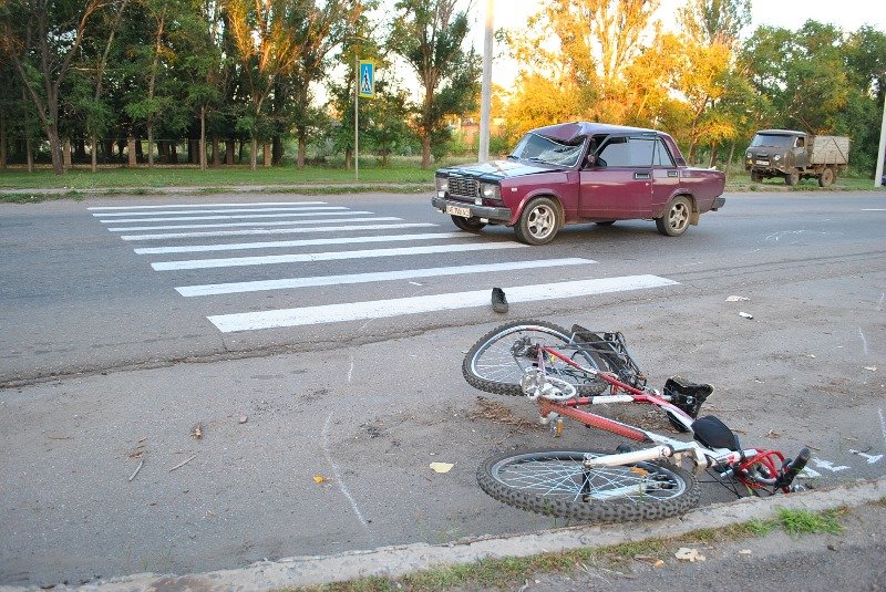 Нарушение велосипедистов пдд. Велосипедист на проезжей части. Велосипед на пешеходном переходе. Пешеход с велосипедом. Последствия нарушения правил дорожного движения.