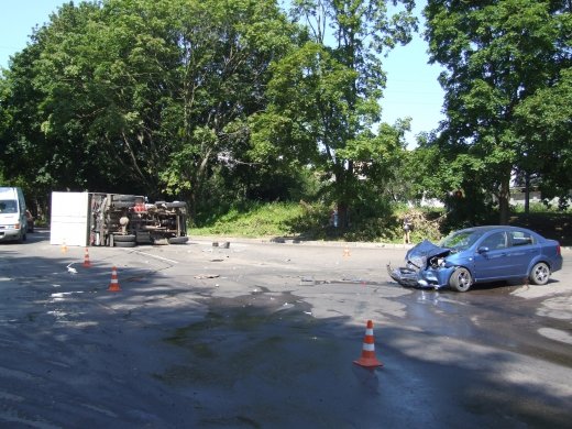 перекинулась вантажівка перекинулась вантажівка