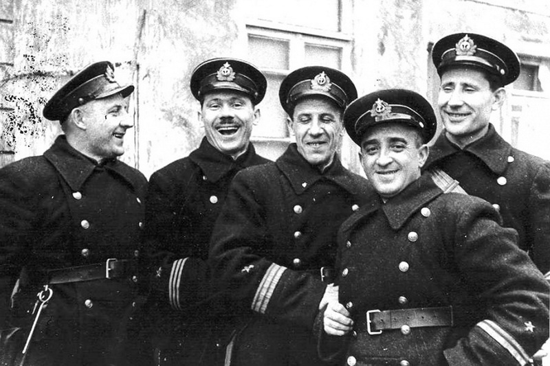 1942 фотокорр газеты Красный Черноморец А. Соколенко (второй справа) фото Б. Шейнина 1942 фотокорр газеты Красный Черноморец А. Соколенко (второй справа) фото Б. Шейнина