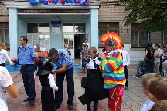 01_09_2013_Mariupol_1-e_sentyabrya_v_internate_09s