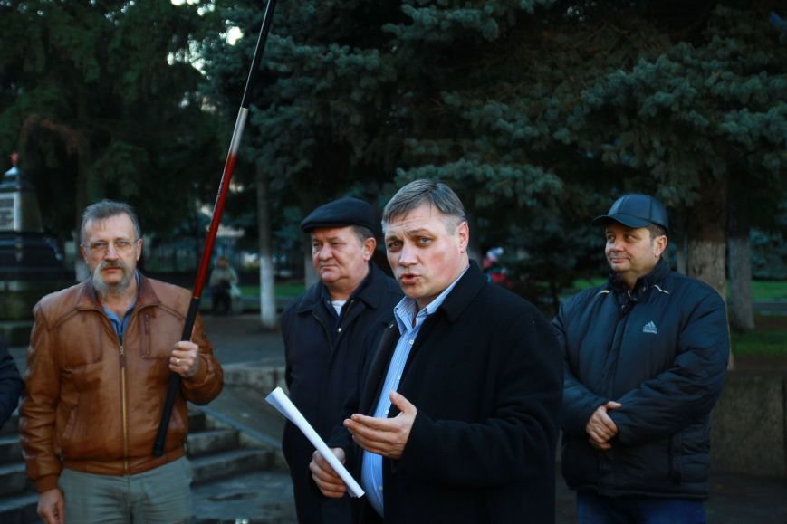 Крайний слева - глава Первомайской гор. парторганизации Виталий Каминский Крайний слева - глава Первомайской гор. парторганизации Виталий Каминский