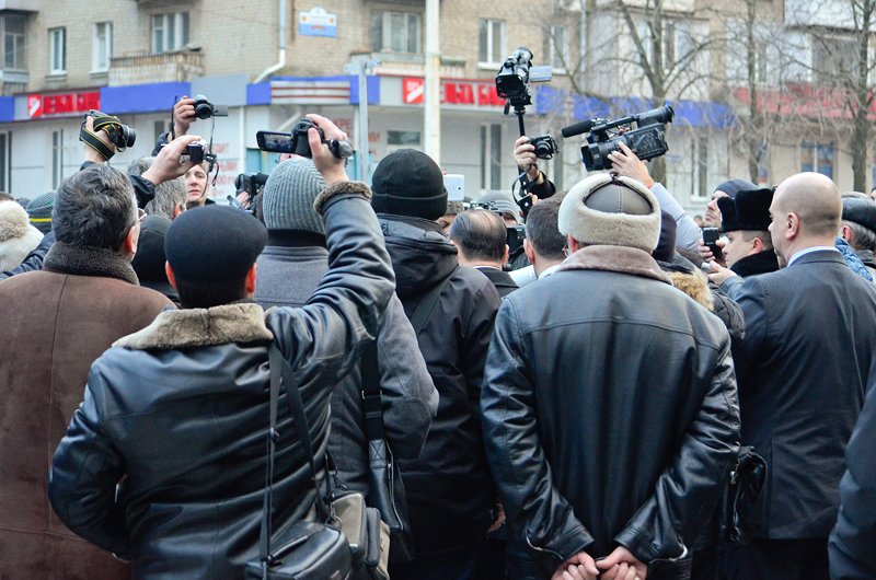 «Мельника в отставку!». Митингующие требовали увольнения п..., фото-10 «Мельника в отставку!». Митингующие требовали увольнения прокурора Луганской области (ФОТО. ВИДЕО), фото-10