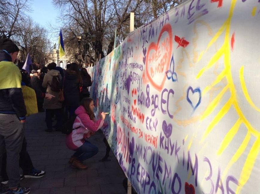 Львів'яни написали на 60м. тканини якою вони бачать Україн..., фото-7 Львів'яни написали на 60м. тканини якою вони бачать Україну завтра (ФОТО), фото-7