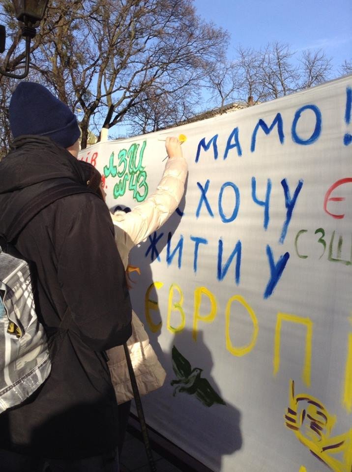 Львів'яни написали на 60м. тканини якою вони бачать Україн..., фото-2 Львів'яни написали на 60м. тканини якою вони бачать Україну завтра (ФОТО), фото-2