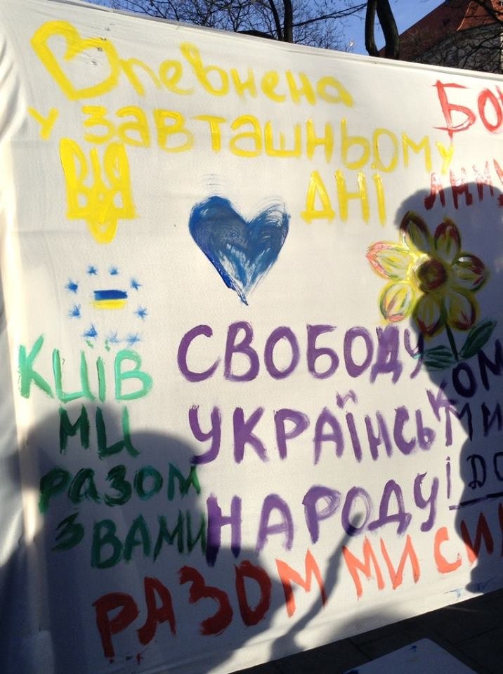 Львів'яни написали на 60м. тканини якою вони бачать Україн..., фото-9 Львів'яни написали на 60м. тканини якою вони бачать Україну завтра (ФОТО), фото-9
