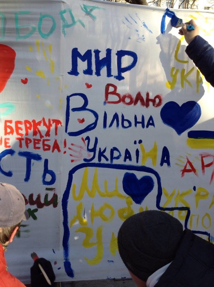 Львів'яни написали на 60м. тканини якою вони бачать Україн..., фото-5 Львів'яни написали на 60м. тканини якою вони бачать Україну завтра (ФОТО), фото-5