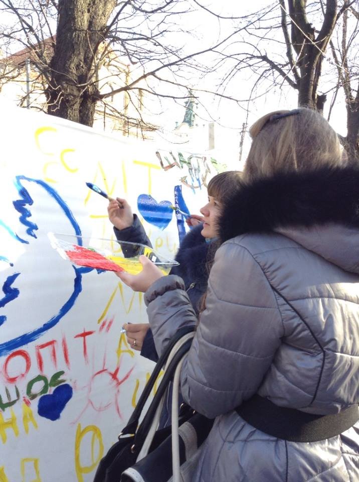 Львів'яни написали на 60м. тканини якою вони бачать Україн..., фото-6 Львів'яни написали на 60м. тканини якою вони бачать Україну завтра (ФОТО), фото-6