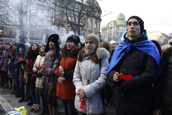 Львівські студенти стали на коліна у центрі Львова (ФОТО,..., фото-1 Львівські студенти стали на коліна у центрі Львова (ФОТО, ВІДЕО), фото-1