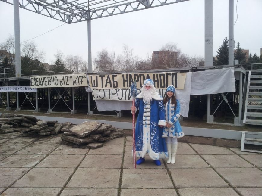 К участникам «мариупольского майдана» приходили Дед Мороз..., фото-2 К участникам «мариупольского майдана» приходили Дед Мороз и белый медведь, фото-2