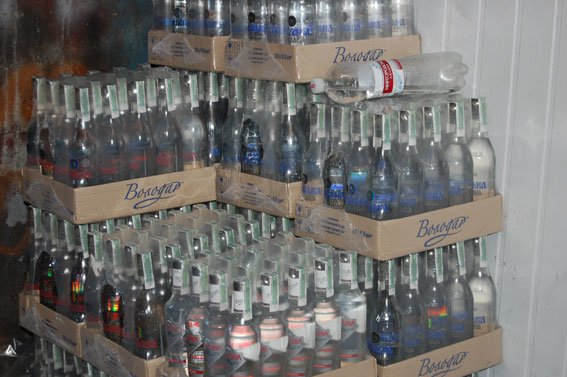 У супермаркетах Львова продавали тисячі пляшок фальсифіков..., фото-1 У супермаркетах Львова продавали тисячі пляшок фальсифікованої горілки (ФОТО), фото-1