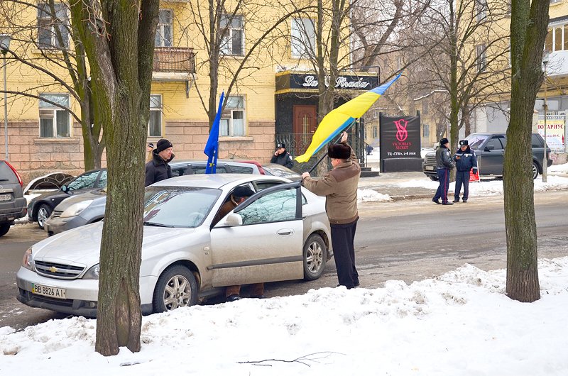 Луганчане организовали автопробег в поддержку Евромайдана (..., фото-1 Луганчане организовали автопробег в поддержку Евромайдана (ФОТО), фото-1