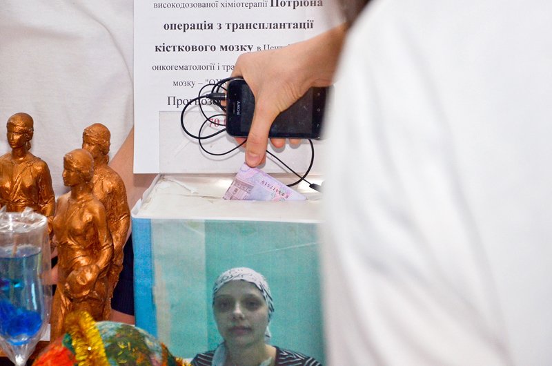 Студенты ЛНУ провели акцию по сбору средств на лечение тяж..., фото-10 Студенты ЛНУ провели акцию по сбору средств на лечение тяжелобольной луганчанки (ФОТО), фото-10