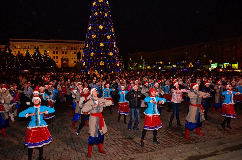 В Луганске на главной елке зажглись новогодние огни (ФОТО,..., фото-4 В Луганске на главной елке зажглись новогодние огни (ФОТО, ВИДЕО), фото-4