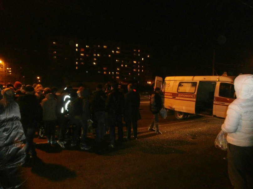 Усе в крові: у Львові автівка збила на пішохідному переході..., фото-2 Усе в крові: у Львові автівка збила на пішохідному переході людину (ФОТО), фото-2