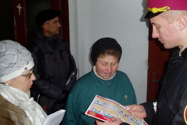 На Тернопільщині МНСники та соціальні служби ходили по хат..., фото-2 На Тернопільщині МНСники та соціальні служби ходили по хатах (фото), фото-2