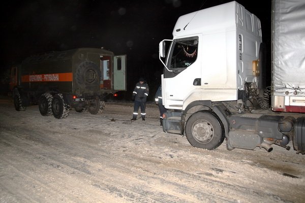 Тернопільські рятувальники витягнули з снігової пастки чоти..., фото-3 Тернопільські рятувальники витягнули з снігової пастки чотири вантажівки (фото), фото-3