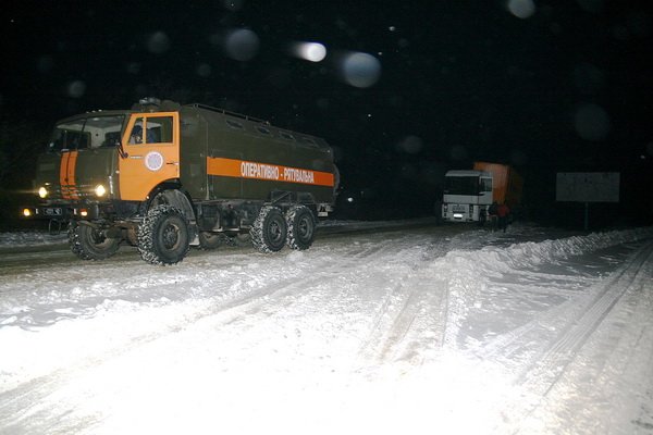 Тернопільські рятувальники витягнули з снігової пастки чоти..., фото-1 Тернопільські рятувальники витягнули з снігової пастки чотири вантажівки (фото), фото-1