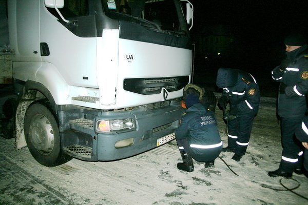 Тернопільські рятувальники витягнули з снігової пастки чоти..., фото-2 Тернопільські рятувальники витягнули з снігової пастки чотири вантажівки (фото), фото-2