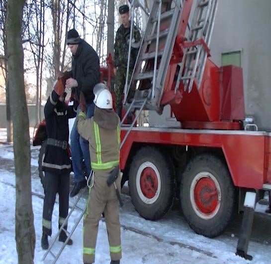 Из-за пожара в харьковском общежитии спасатели эвакуировали..., фото-1 Из-за пожара в харьковском общежитии спасатели эвакуировали 70 человек (фото, видео), фото-1