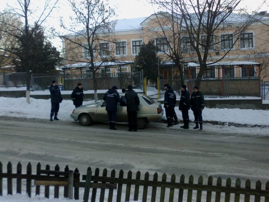 В Кировограде спасатели открывали автомобиль в котором был..., фото-1 В Кировограде спасатели открывали автомобиль в котором был закрыт ребенок, фото-1
