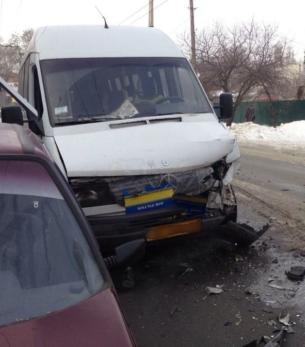 В Запорожье «Ланос» врезался в лоб с маршруткой (ФОТО, ОБНО..., фото-1 В Запорожье «Ланос» врезался в лоб с маршруткой (ФОТО, ОБНОВЛЕНО), фото-1