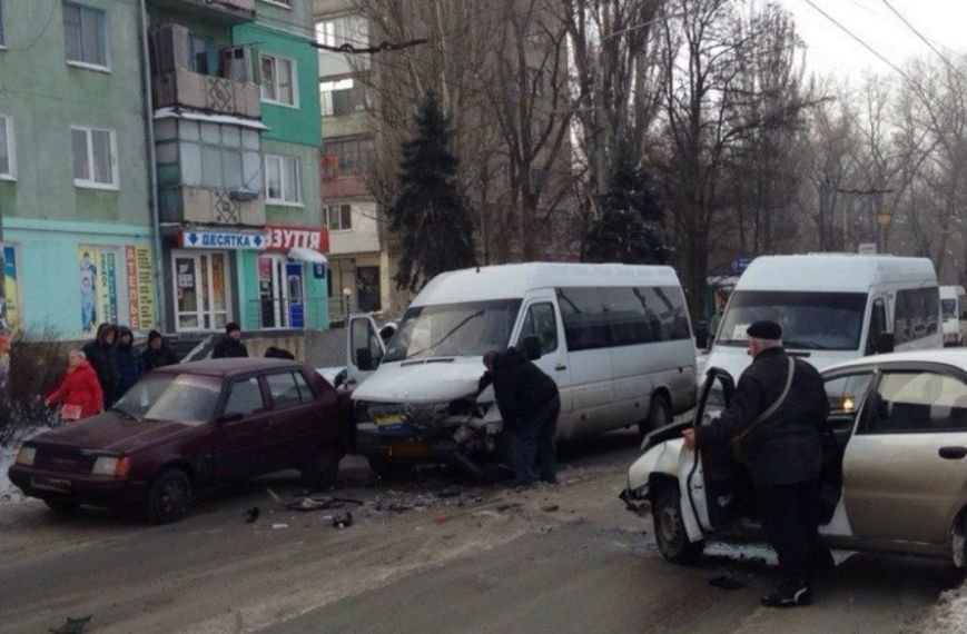 В Запорожье «Ланос» врезался в лоб с маршруткой (ФОТО, ОБНО..., фото-2 В Запорожье «Ланос» врезался в лоб с маршруткой (ФОТО, ОБНОВЛЕНО), фото-2