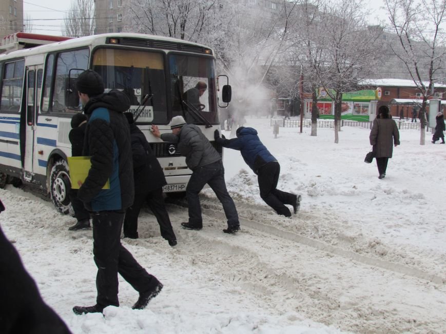 Четверговый объезд в снежном плену: в Мариуполе коммуналь..., фото-1 Четверговый объезд в снежном плену: в Мариуполе коммунальщики и журналисты забуксовали на внутридворовой дороге (Фоторепортаж), фото-1