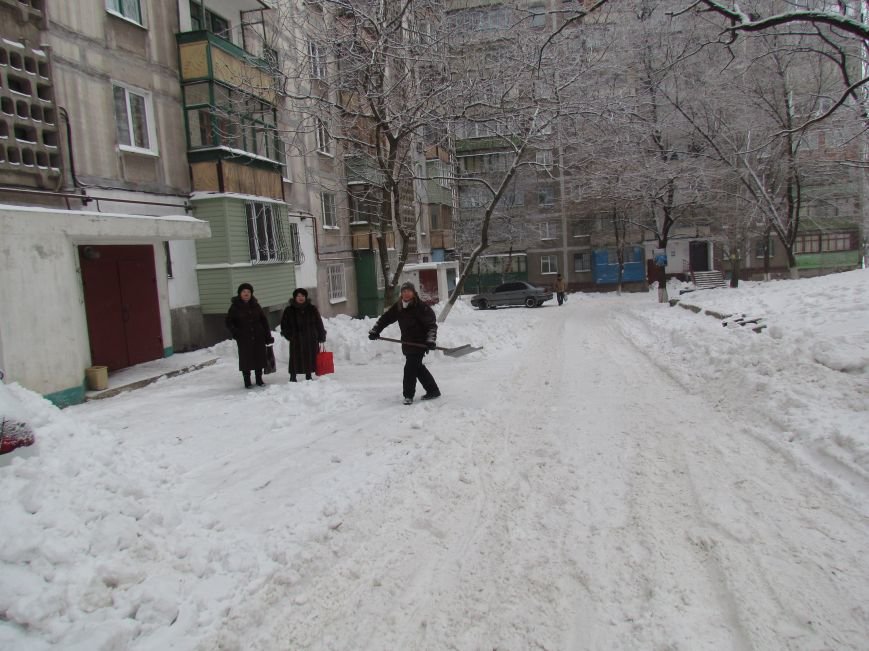 Четверговый объезд в снежном плену: в Мариуполе коммуналь..., фото-7 Четверговый объезд в снежном плену: в Мариуполе коммунальщики и журналисты забуксовали на внутридворовой дороге (Фоторепортаж), фото-7