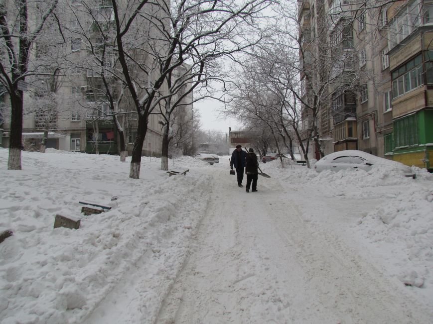 Четверговый объезд в снежном плену: в Мариуполе коммуналь..., фото-6 Четверговый объезд в снежном плену: в Мариуполе коммунальщики и журналисты забуксовали на внутридворовой дороге (Фоторепортаж), фото-6