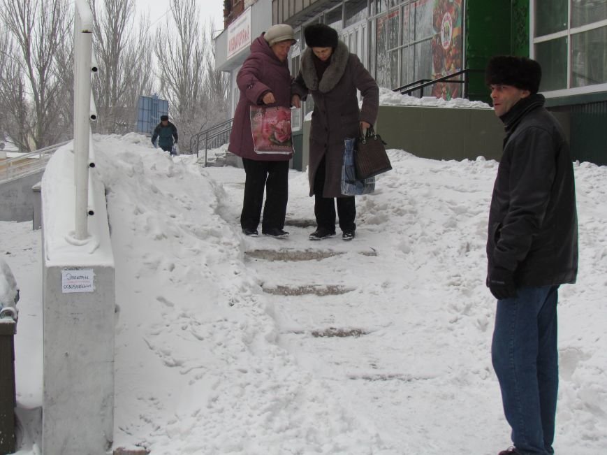 Четверговый объезд в снежном плену: в Мариуполе коммуналь..., фото-3 Четверговый объезд в снежном плену: в Мариуполе коммунальщики и журналисты забуксовали на внутридворовой дороге (Фоторепортаж), фото-3