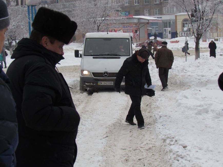 Четверговый объезд в снежном плену: в Мариуполе коммуналь..., фото-2 Четверговый объезд в снежном плену: в Мариуполе коммунальщики и журналисты забуксовали на внутридворовой дороге (Фоторепортаж), фото-2