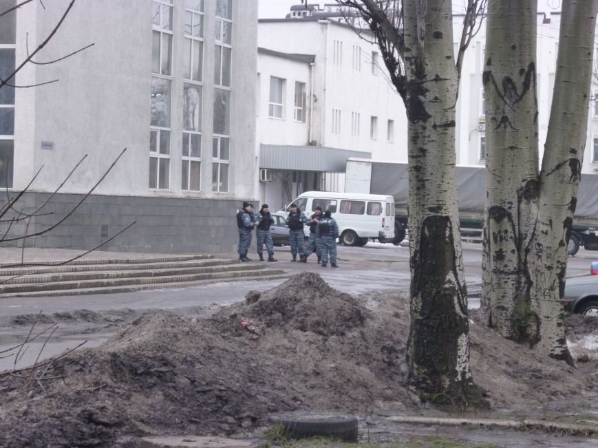 Главную площадь Красноармейска патрулирует «Беркут»: следя..., фото-6 Главную площадь Красноармейска патрулирует «Беркут»: следят за порядком, а штурма админзданий не ждут (ФОТО), фото-6