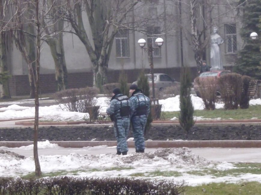 Главную площадь Красноармейска патрулирует «Беркут»: следя..., фото-5 Главную площадь Красноармейска патрулирует «Беркут»: следят за порядком, а штурма админзданий не ждут (ФОТО), фото-5