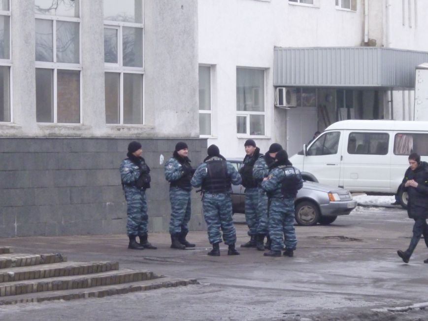 Главную площадь Красноармейска патрулирует «Беркут»: следя..., фото-8 Главную площадь Красноармейска патрулирует «Беркут»: следят за порядком, а штурма админзданий не ждут (ФОТО), фото-8