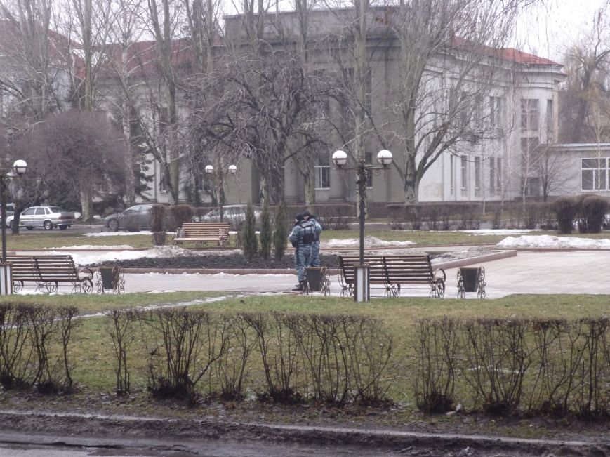 Главную площадь Красноармейска патрулирует «Беркут»: следя..., фото-1 Главную площадь Красноармейска патрулирует «Беркут»: следят за порядком, а штурма админзданий не ждут (ФОТО), фото-1