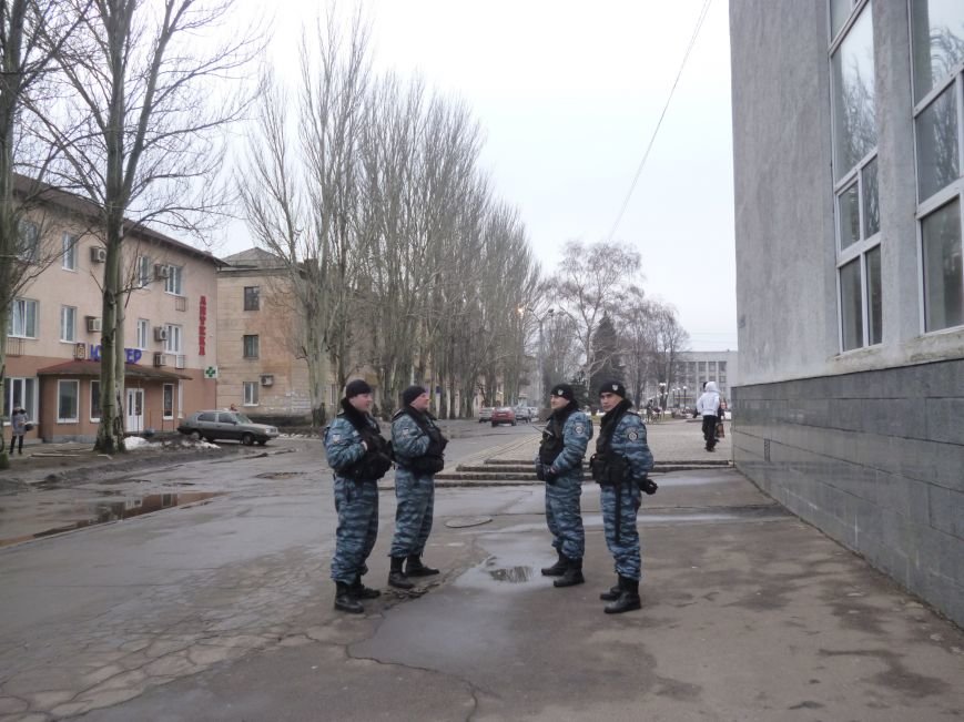 Главную площадь Красноармейска патрулирует «Беркут»: следя..., фото-9 Главную площадь Красноармейска патрулирует «Беркут»: следят за порядком, а штурма админзданий не ждут (ФОТО), фото-9