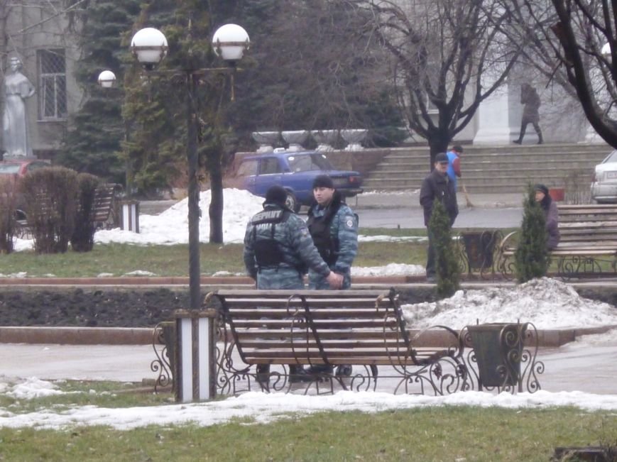 Главную площадь Красноармейска патрулирует «Беркут»: следя..., фото-3 Главную площадь Красноармейска патрулирует «Беркут»: следят за порядком, а штурма админзданий не ждут (ФОТО), фото-3