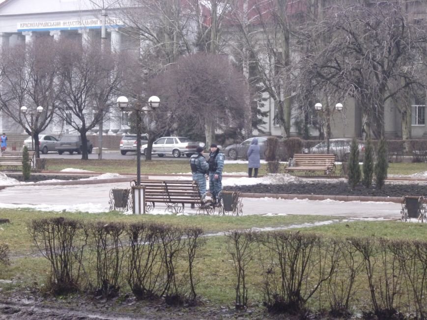 Главную площадь Красноармейска патрулирует «Беркут»: следя..., фото-2 Главную площадь Красноармейска патрулирует «Беркут»: следят за порядком, а штурма админзданий не ждут (ФОТО), фото-2