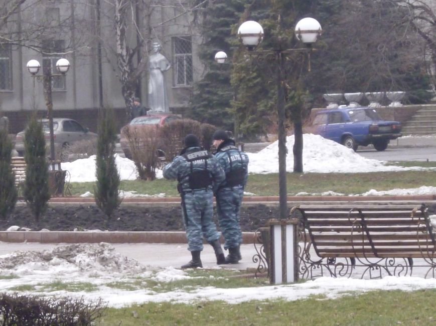 Главную площадь Красноармейска патрулирует «Беркут»: следя..., фото-4 Главную площадь Красноармейска патрулирует «Беркут»: следят за порядком, а штурма админзданий не ждут (ФОТО), фото-4